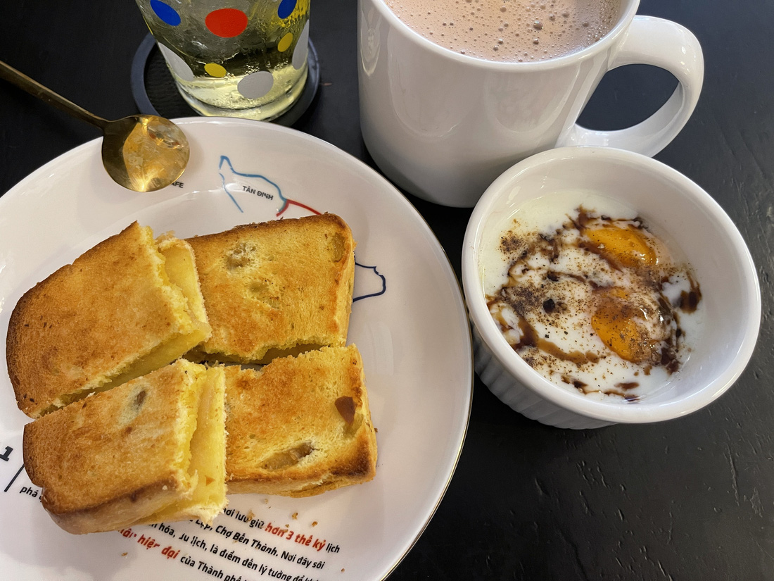 Bánh mì sandwich nướng giòn kẹp mứt kaya ngọt được chấm cùng trứng và nước tương tạo nên hương vị độc đáo cho kaya toast, món ăn sáng được nhiều người Singapore ưa chuộng - Ảnh: NGỌC ĐÔNG