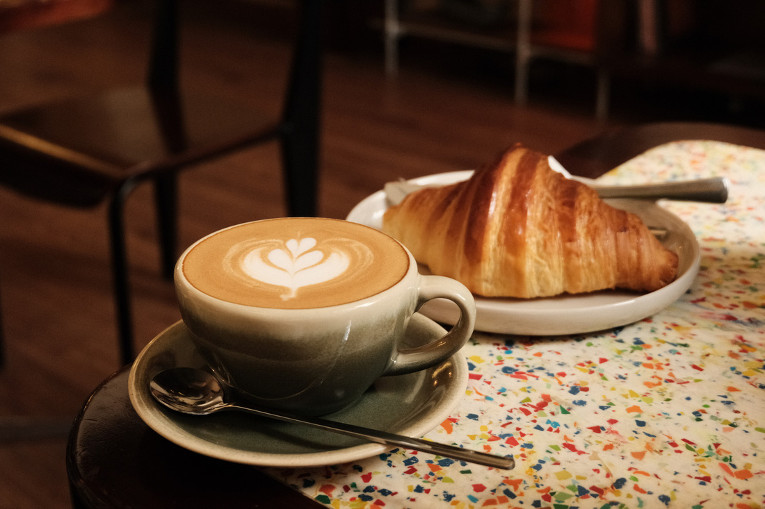 Cà phê cappuccino và bánh croissant tại một quán cà phê ở quận 1, TP.HCM - Ảnh: ĐAN LINH