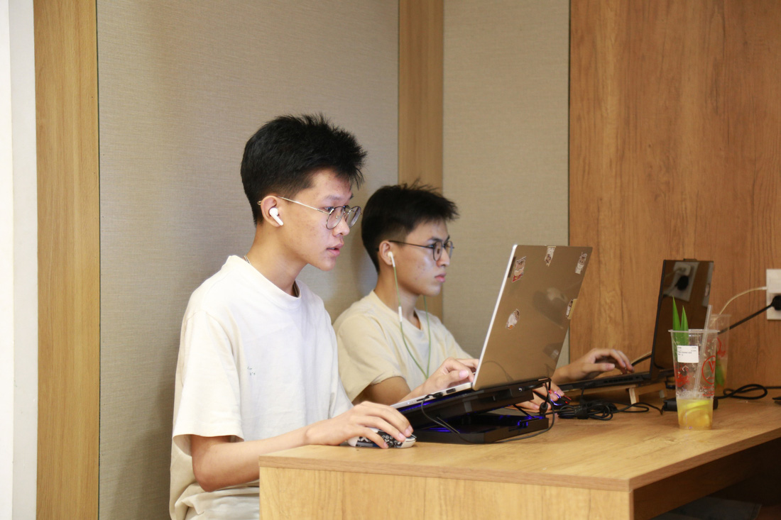 Nguyễn Gia Bảo (bên trái) tập trung làm đồ án cùng bạn mình tại một quán cà phê trên đường Ngô Thì Nhậm, Đà Nẵng - Ảnh: ĐOÀN NHẠN