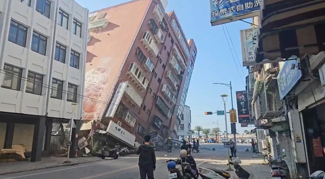 Tòa nhà nghiêng đổ ở Hoa Liên, Đài Loan sáng 3-4 - Ảnh: CNN/TVBS