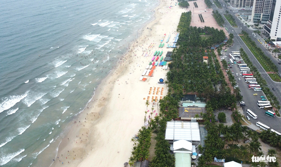 Người dân, du khách tấp nập về các bãi biển ở Đà Nẵng - Ảnh: ĐOÀN CƯỜNG
