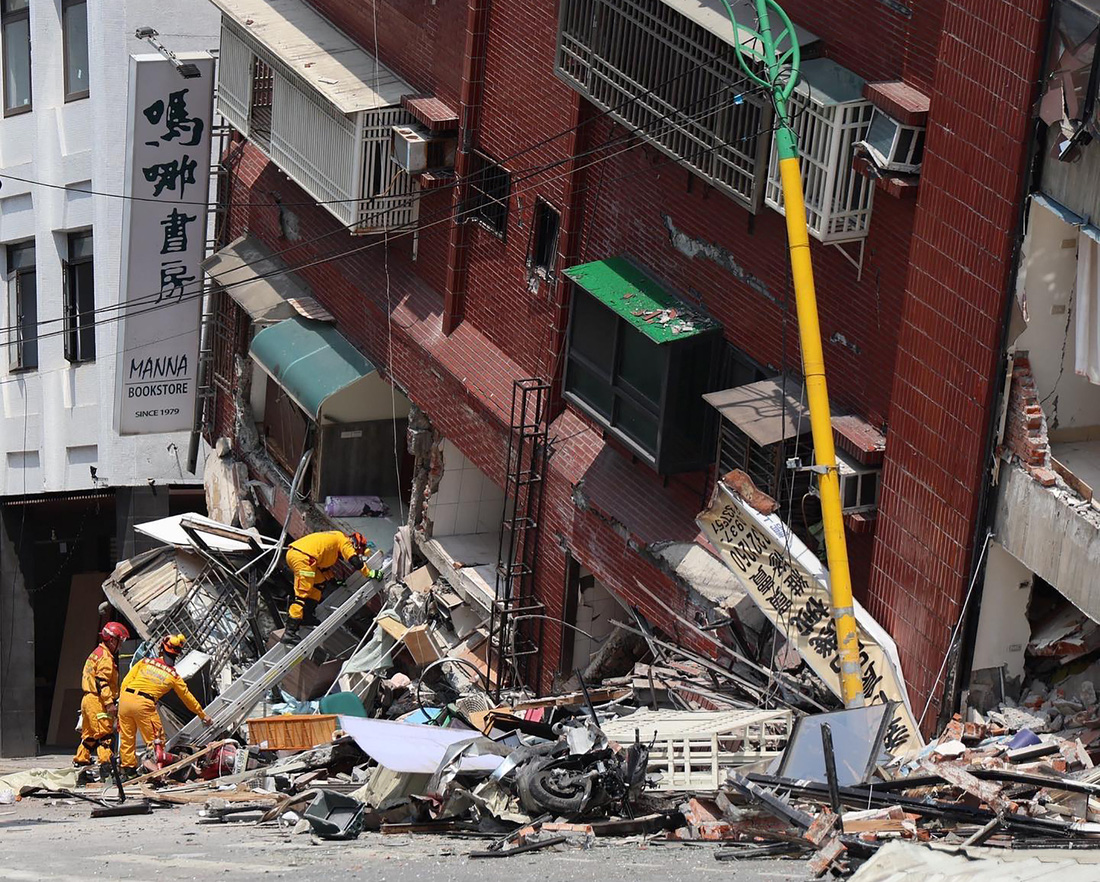 Nhân viên cứu hộ tìm kiếm người sống sót trong một tòa nhà bị hư hại nặng ở Hoa Liên, Đài Loan, ngày 3-4 - Ảnh: AFP