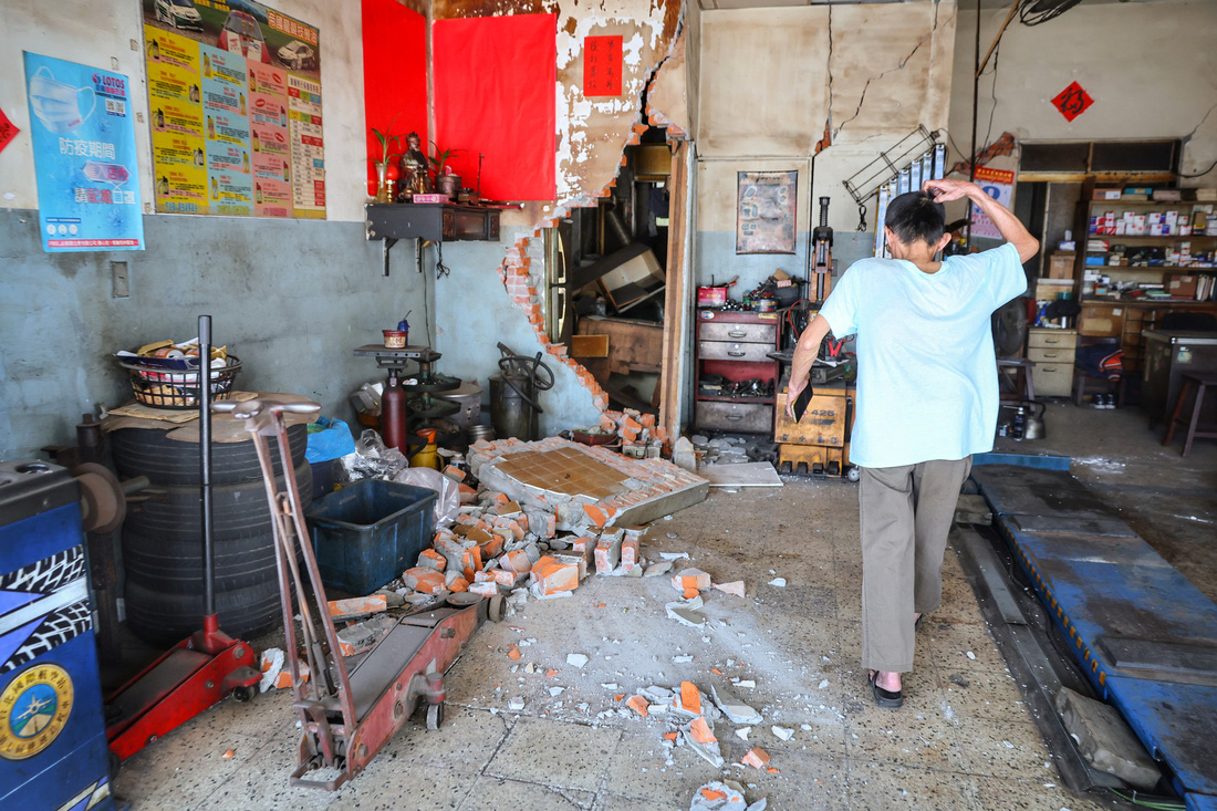 Chang, cư dân Hoa Liên, cho biết nhiều đồ trang trí trong nhà rơi xuống sàn nhưng mọi người vẫn an toàn. Chang tự nhận mình may mắn, vì trận động đất gây ra hơn 100 cơn dư chấn trên hòn đảo 23 triệu dân. Hơn 800 người đã bị thương trên khắp Đài Loan - Ảnh: AFP