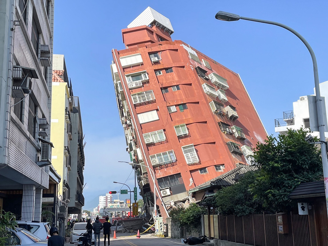 Một số tòa nhà ở Hoa Liên bị nghiêng rất nguy hiểm. Theo Hãng tin AFP, Đài Loan không quá xa lạ với động đất vì nằm gần điểm giao nhau của hai mảng kiến tạo. Các tòa nhà trên hòn đảo được xây dựng với khả năng chống chọi với rung chấn mạnh. Đài Loan cũng có nhà cao tầng nhưng người dân có xu hướng sống ở những công trình cao dưới 10 tầng - Ảnh: AFP