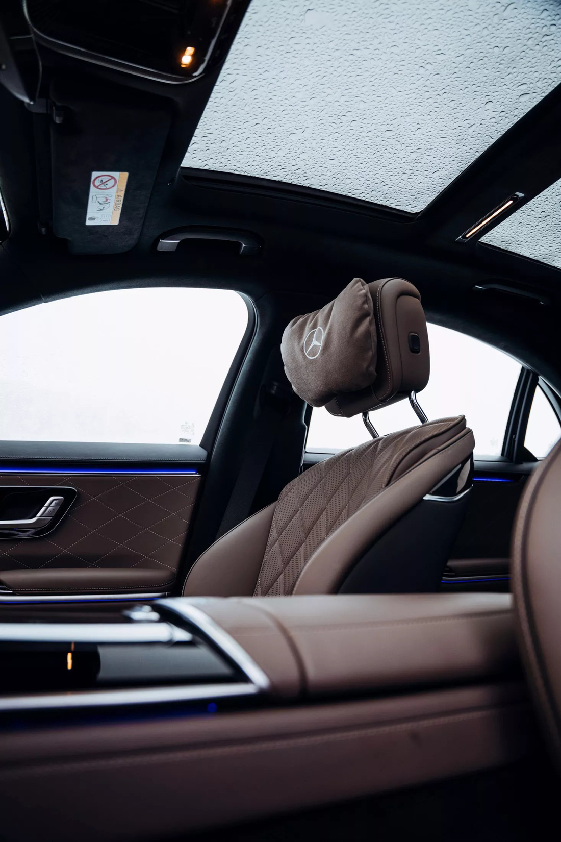 Khi xe tắt máy, điểm khác duy nhất bên trong cabin quan sát được cũng chỉ có tựa đầu mới - Ảnh: Mercedes-Benz