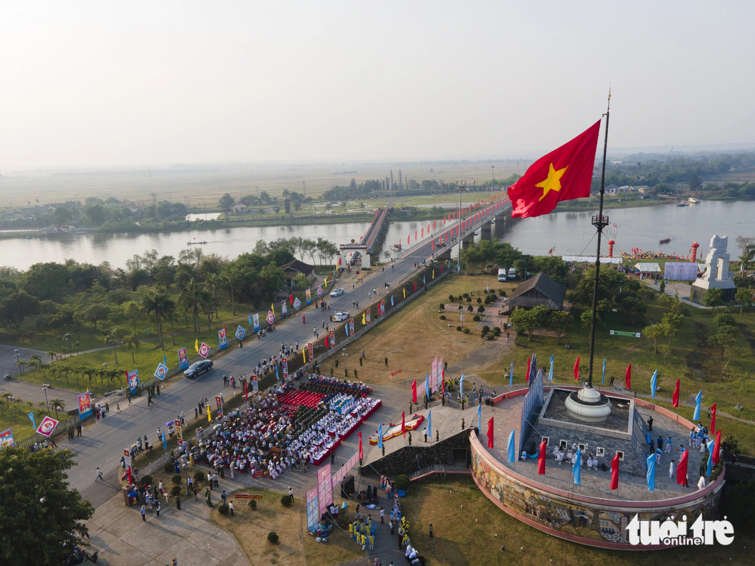 Lễ thượng cờ diễn ra trong không khí trang nghiêm, đầy xúc động - Ảnh: HOÀNG TÁO