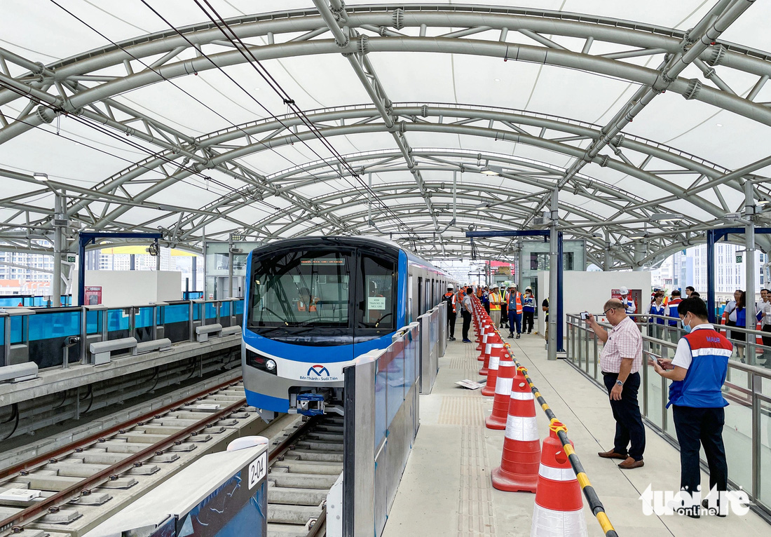 Theo Ban Quản lý đường sắt đô thị TP.HCM, thiết kế các nhà ga chính giống nhau với mái vòm thép và tấm lợp chống nóng 