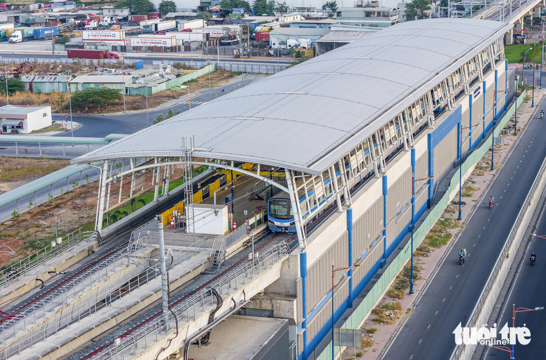 Nhà ga cuối ở vị trí trước bến xe Miền Đông mới (rồi đến depot Long Bình). Khu vực này dự kiến trong tương lai sẽ sầm uất hơn khi metro số 1 đi vào hoạt động chính thức và kết nối với hành khách tại bến xe Miền Đông mới 