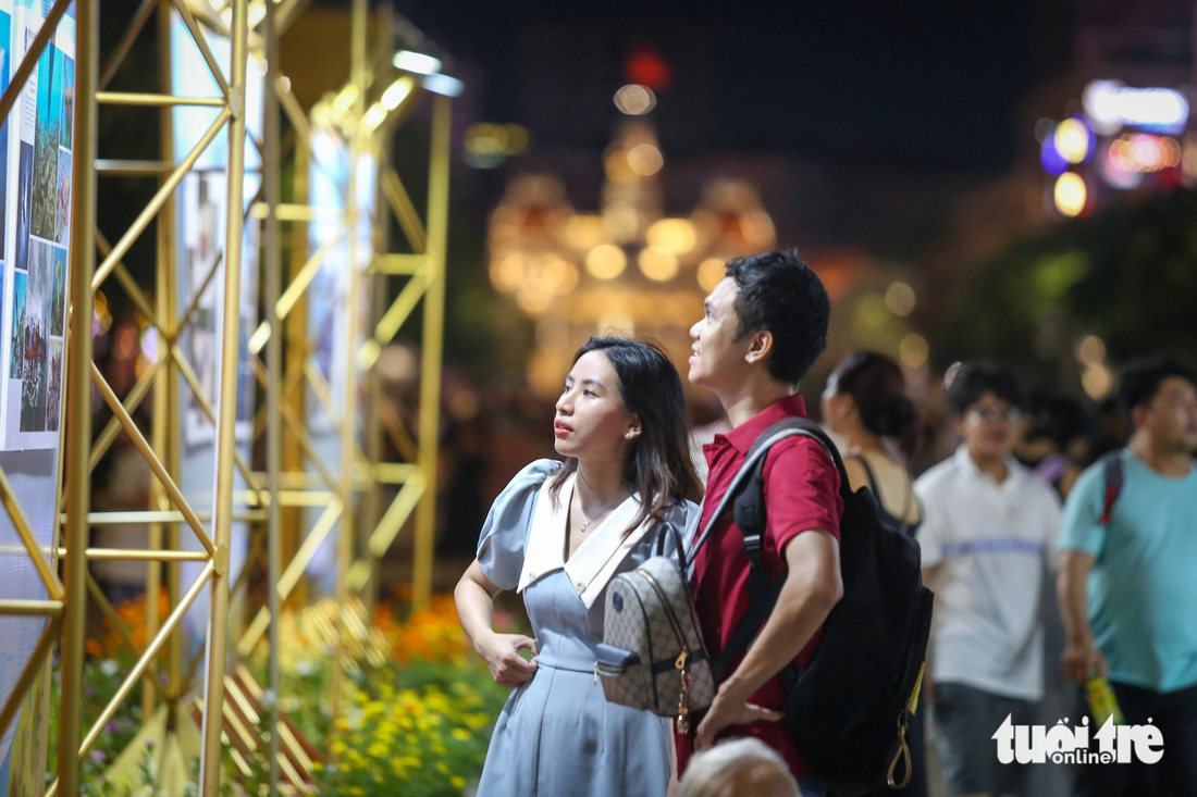 Tại phố đi bộ Nguyễn Huệ trưng bày những bộ ảnh nghệ thuật để người dân đến chiêm ngưỡng - Ảnh: PHƯƠNG QUYÊN