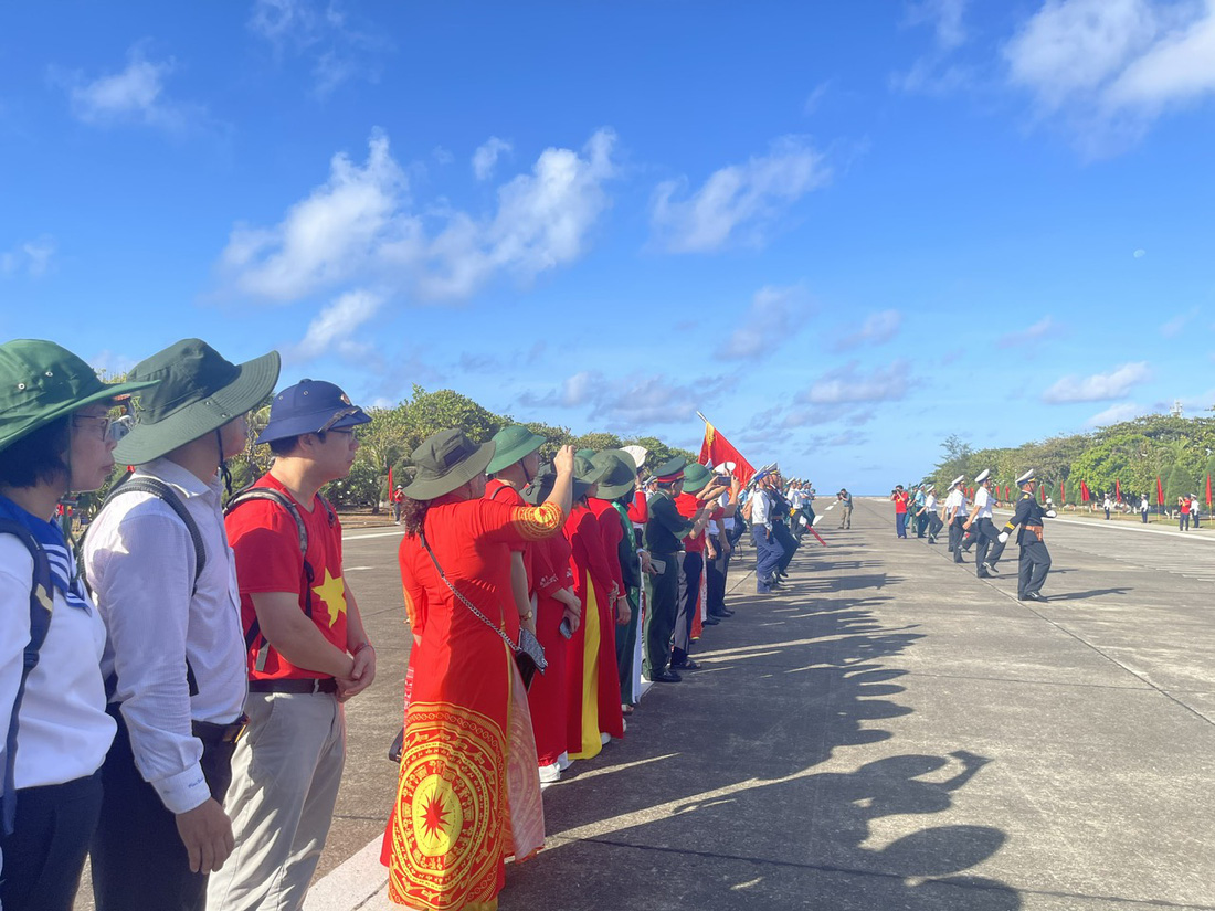 Kiều bào tham dự lễ míttinh và diễu hành kỷ niệm 49 năm giải phóng Quần đảo Trường Sa tại thị trấn Trường Sa - Ảnh: UBNV