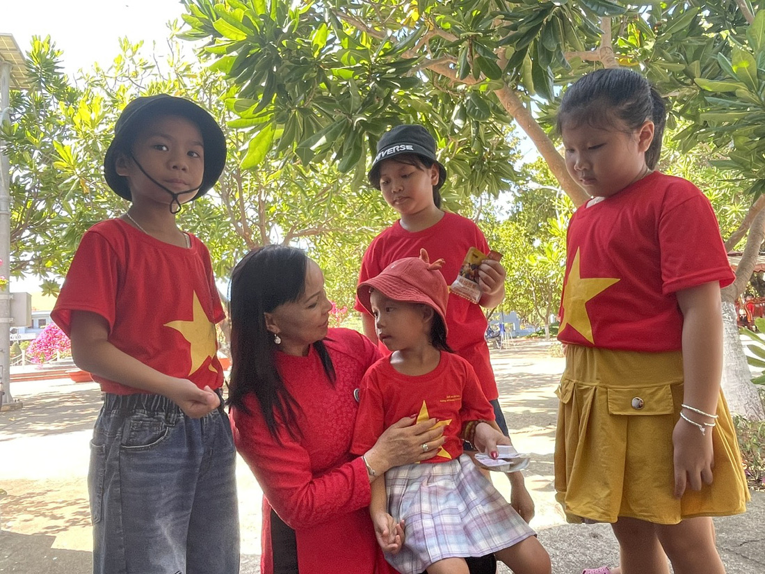 Bà Nguyễn Thị Dung, kiều bào tại Czech, trò chuyện với trẻ em tại Trường Sa - Ảnh: UBNV