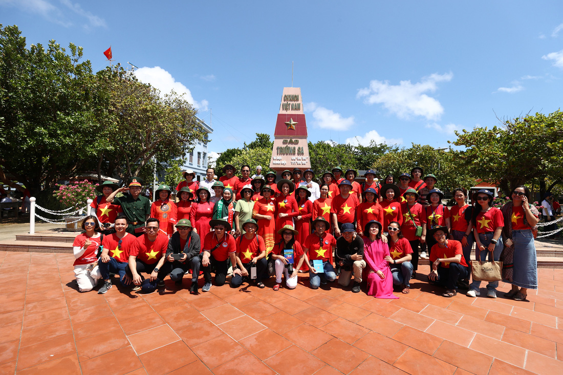Đoàn kiều bào về thăm quần đảo Trường Sa tháng 4-2024 - Ảnh: UBNV