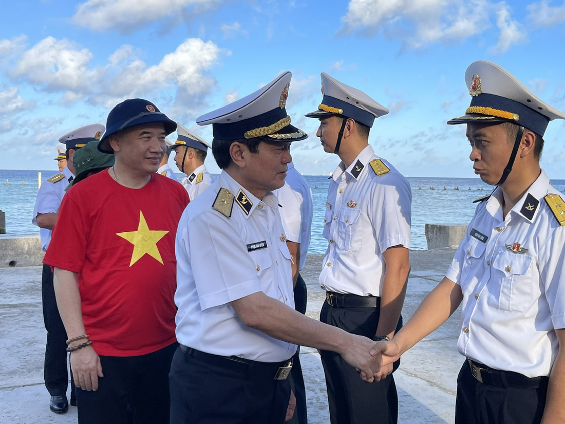 Đoàn công tác số 11 do Chuẩn đô đốc Phạm Văn Luyện, phó chủ nhiệm chính trị Quân chủng Hải quân, ra thăm Trường Sa - Ảnh: UBNV