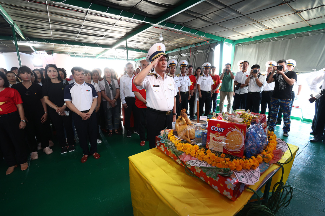 Lễ tưởng niệm các anh hùng liệt sĩ hy sinh vì chủ quyền biển đảo trên tàu 561 - Ảnh: UBNV