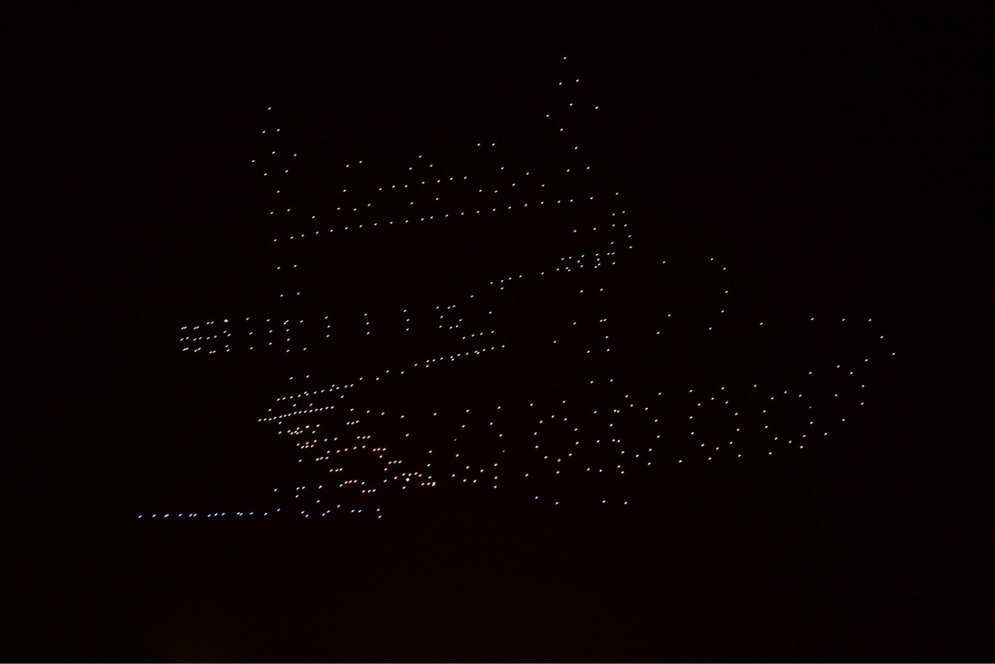 Trình diễn drone tái hiện hình ảnh xe tăng T59 số hiệu 390 húc đổ cổng dinh Độc Lập - Ảnh: DUYÊN PHAN