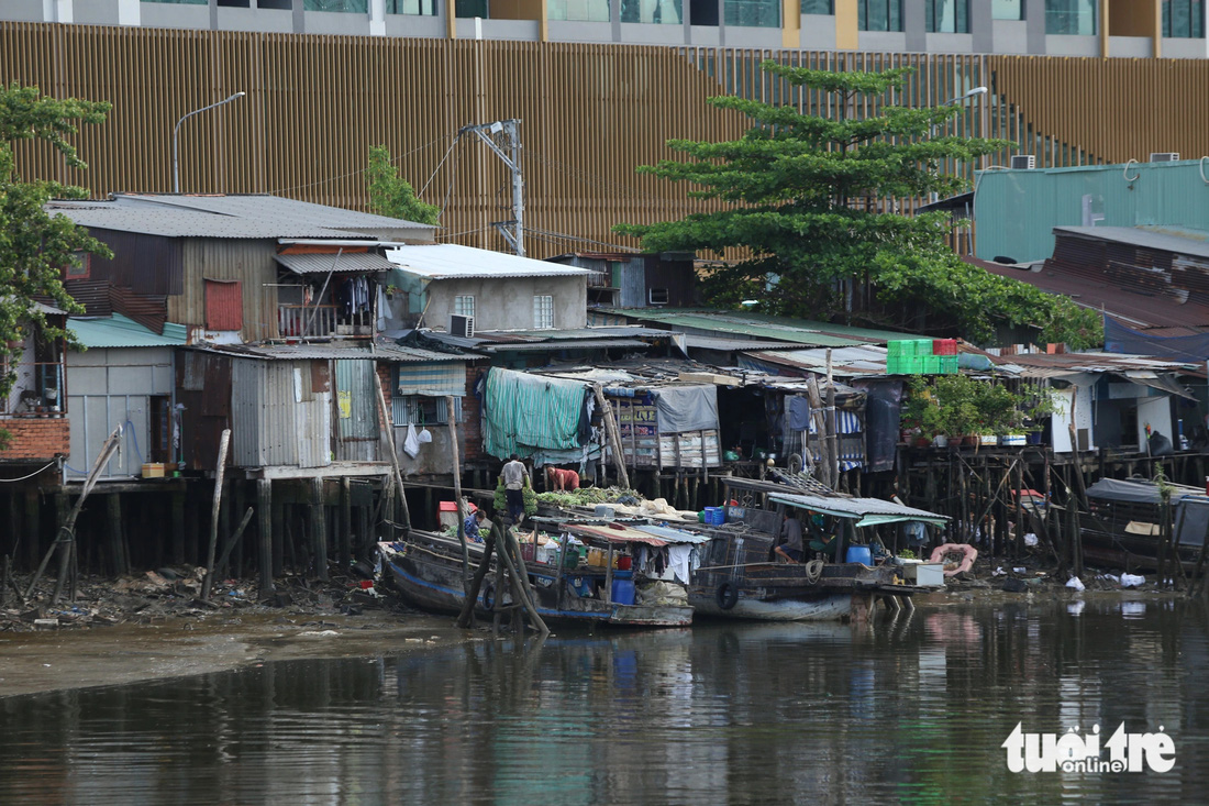 Những người dân sinh sống ven kênh Tẻ, quận 4 cũng mưu sinh bằng nghề sông nước trên thuyền - Ảnh: MINH HÒA