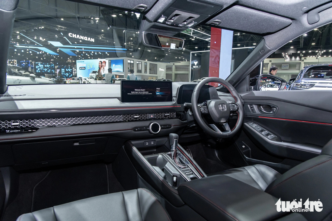 Giống bên ngoài, khoang cabin Honda Accord 2024 cũng đi theo xu hướng tối giản hơn. Cách bài trí dễ gợi liên tưởng đến Civic, CR-V hay HR-V.