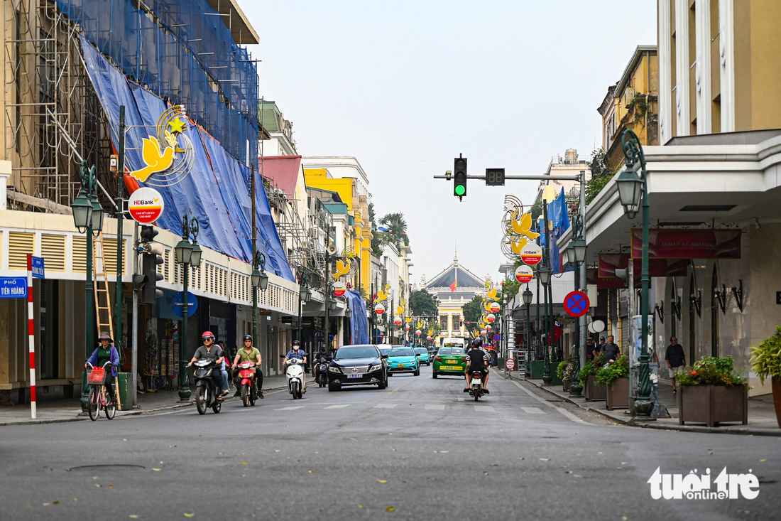 Phố Tràng Tiền (quận Hoàn Kiếm, Hà Nội) gắn liền với nếp sống người Hà Nội qua nhiều năm tháng. Con phố dài khoảng 400m này đang được cải tạo kiến trúc, cảnh quan - Ảnh: HỒNG QUANG