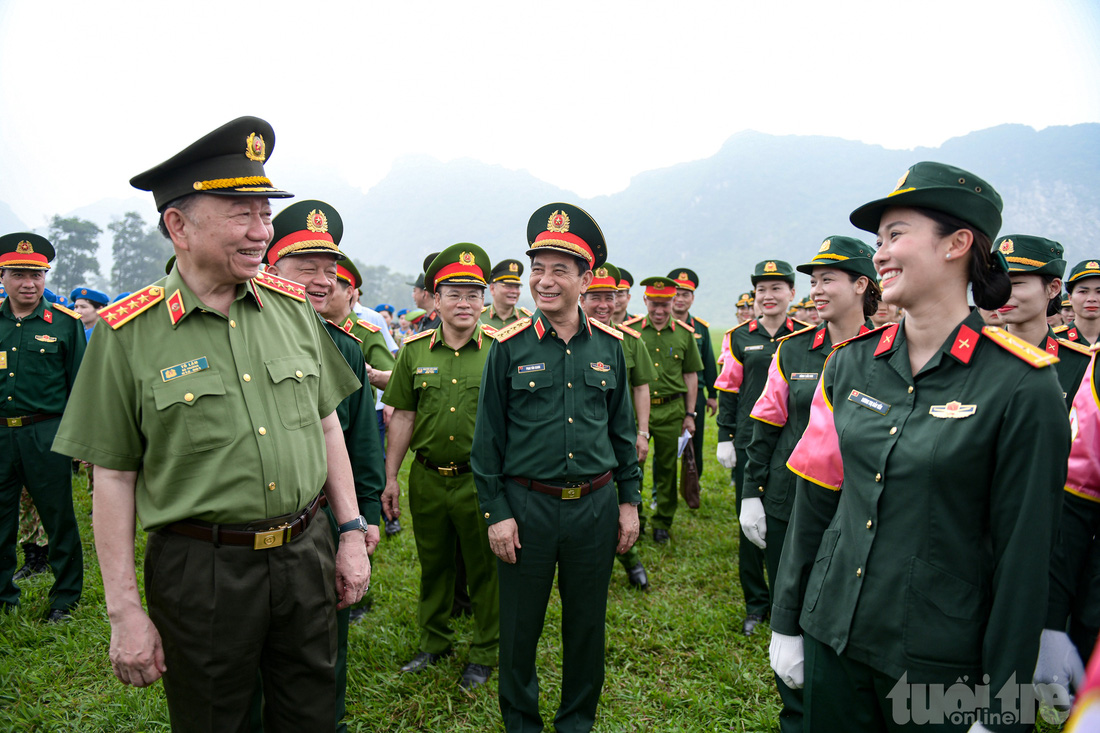 Bộ trưởng Bộ Công an Tô Lâm và Bộ trưởng Bộ Quốc phòng Phan Văn Giang động viên từng lực lượng sau buổi hợp luyện