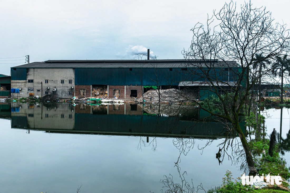 Nước thải đen ngòm bủa vây một nhà máy ở cụm công nghiệp Phú Lâm (Bắc Ninh) - Ảnh: DANH KHANG 