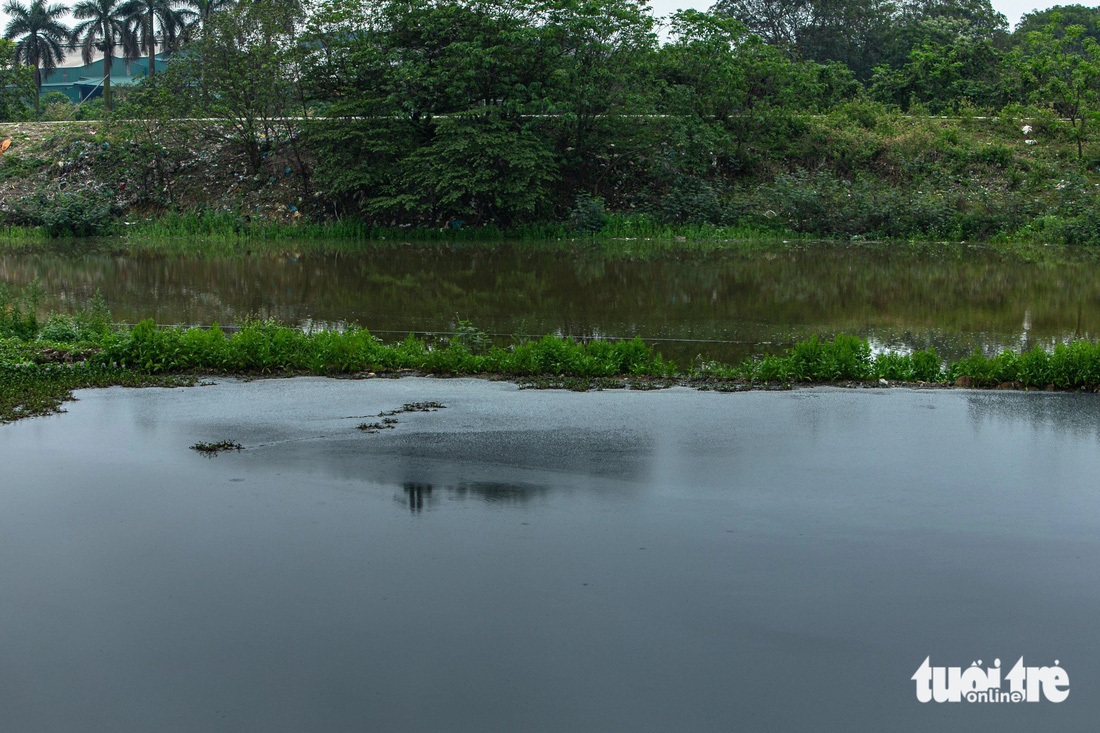Nước thải từ cơ sở sản xuất ở làng giấy Phong Khê đổ ngay cạnh bờ sông Ngũ Huyện Khê 