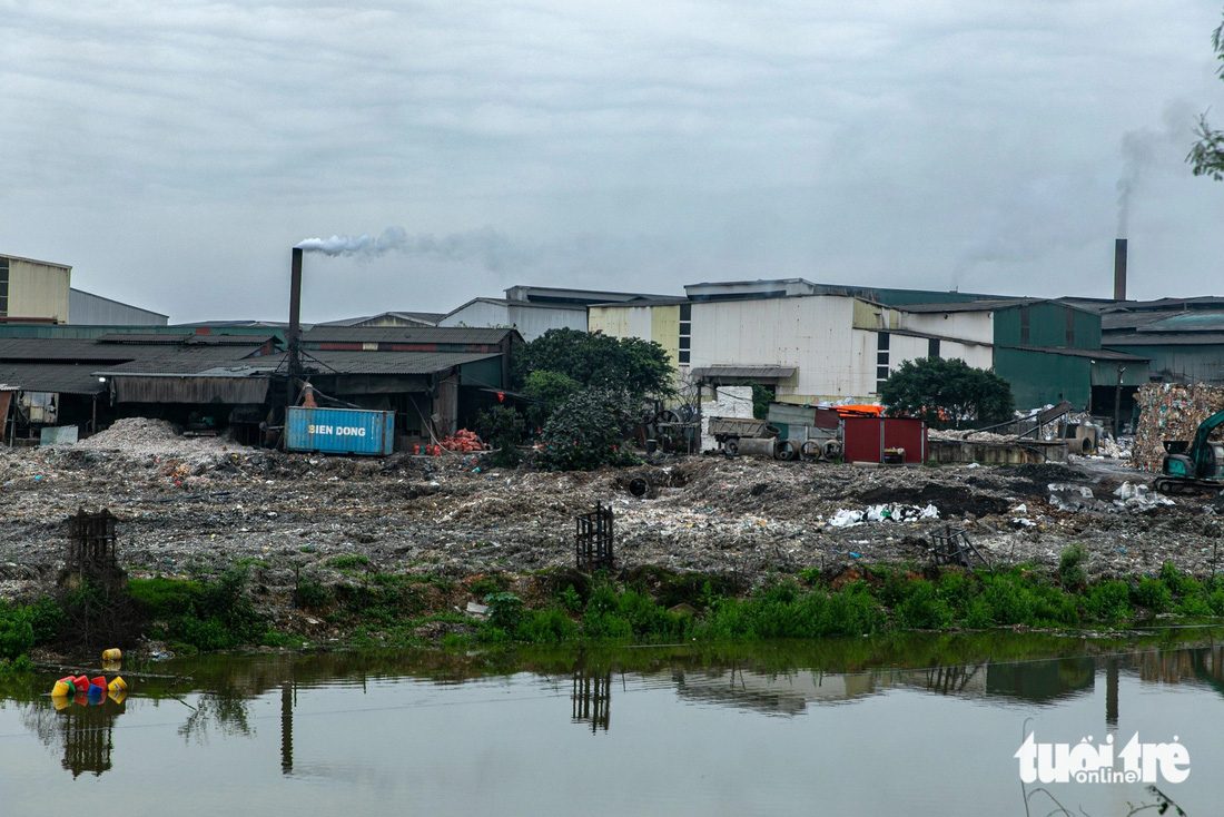 Đối diện cụm công nghiệp Phú Lâm là làng giấy Phong Khê. Không chỉ nước thải mà rác thải ở nhiều cơ sở tại làng giấy Phong Khê còn tập kết sát bờ sông Ngũ Huyện Khê