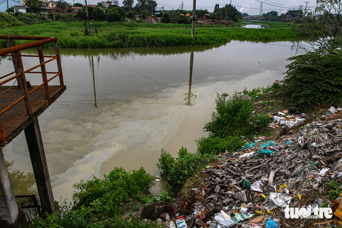 Màu nước bất thường trên sông Ngũ Huyện Khê - cạnh các cơ sở sản xuất giấy - bốc mùi hôi thối 