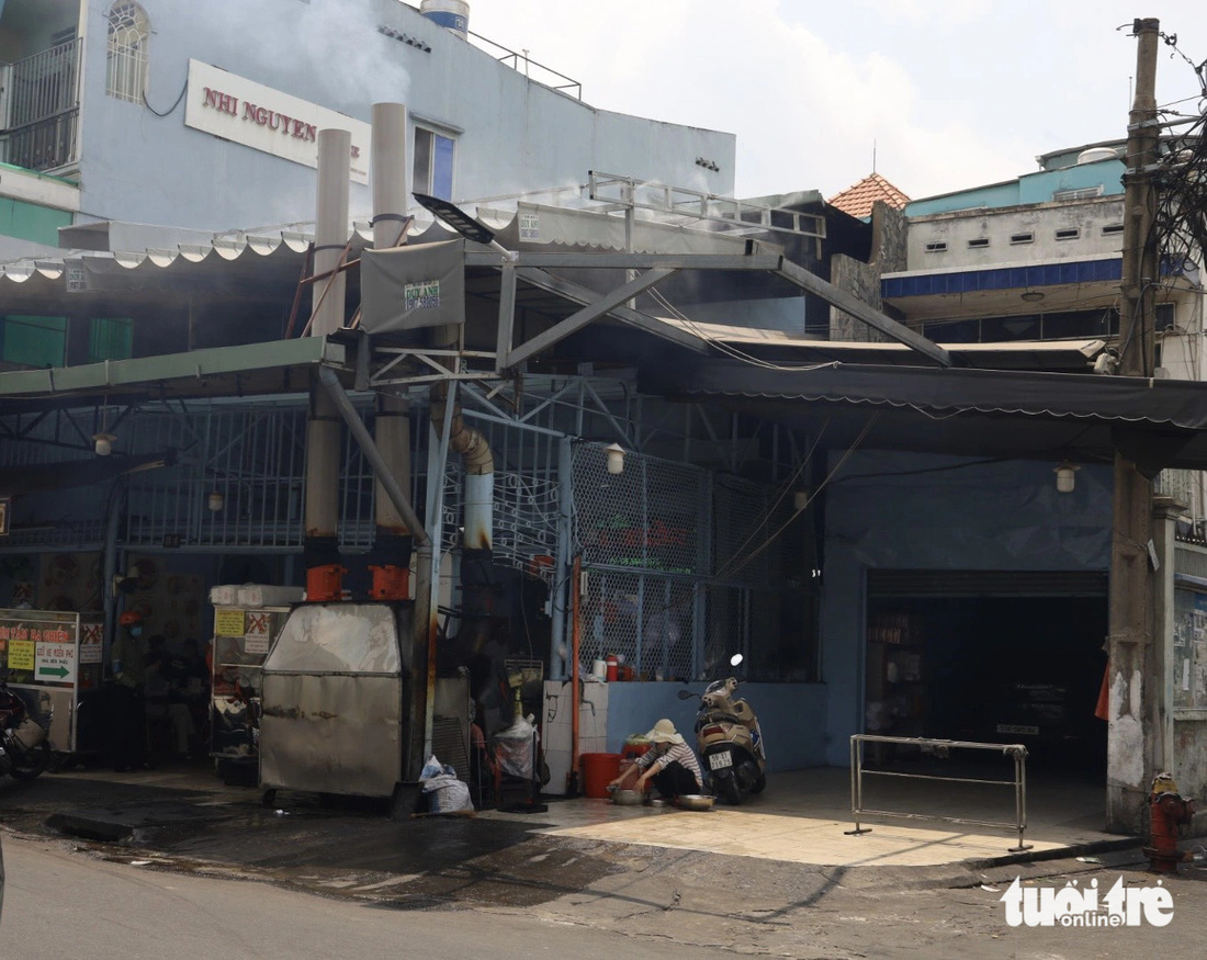 Một quán cơm trên đường Đặng Văn Ngữ (quận Phú Nhuận) xả khói hằng ngày - Ảnh: NGỌC QUÝ