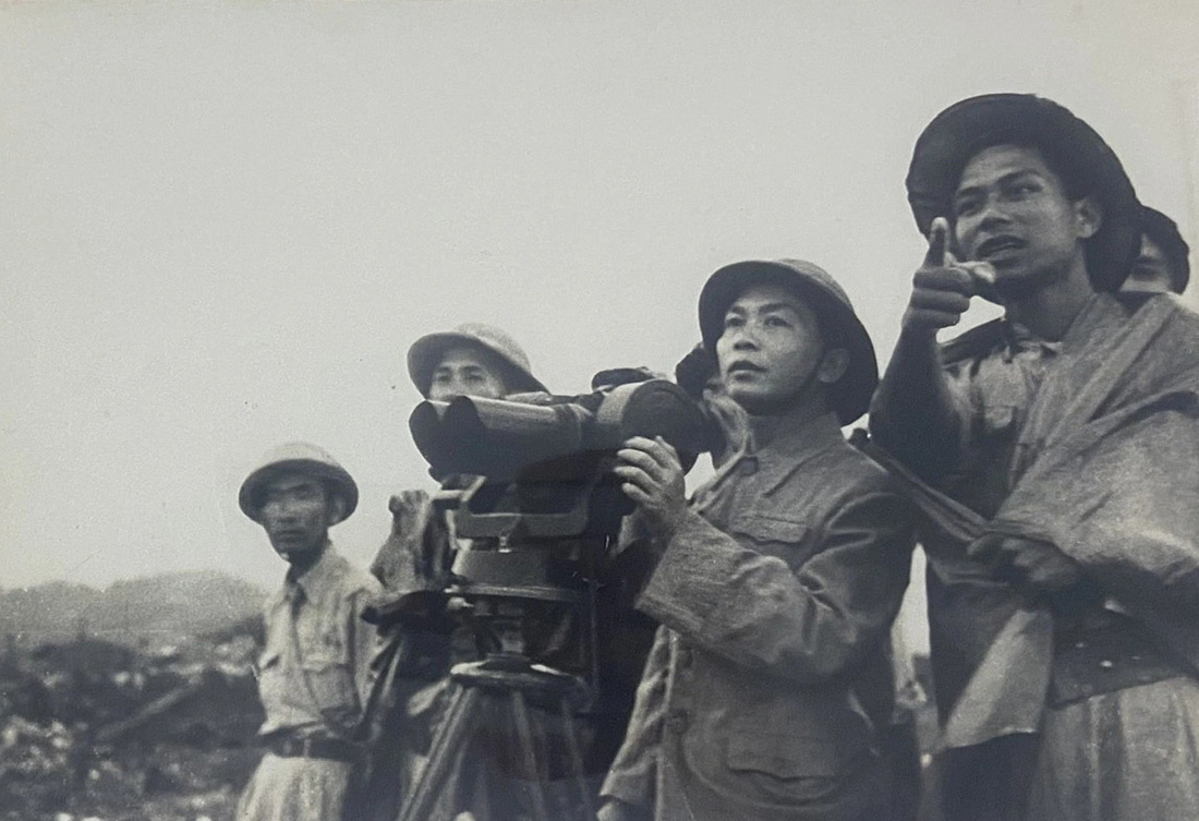 Đại tướng Võ Nguyên Giáp đang quan sát tình hình mặt trận năm 1954  