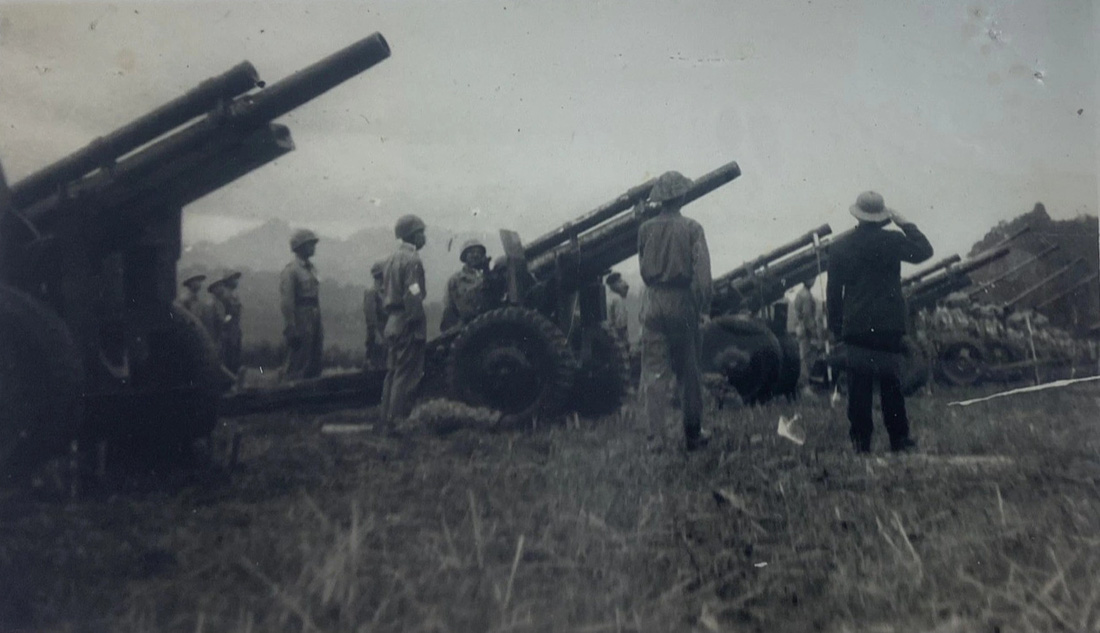 Đại tướng Võ Nguyên Giáp duyệt các đơn vị pháo năm 1954