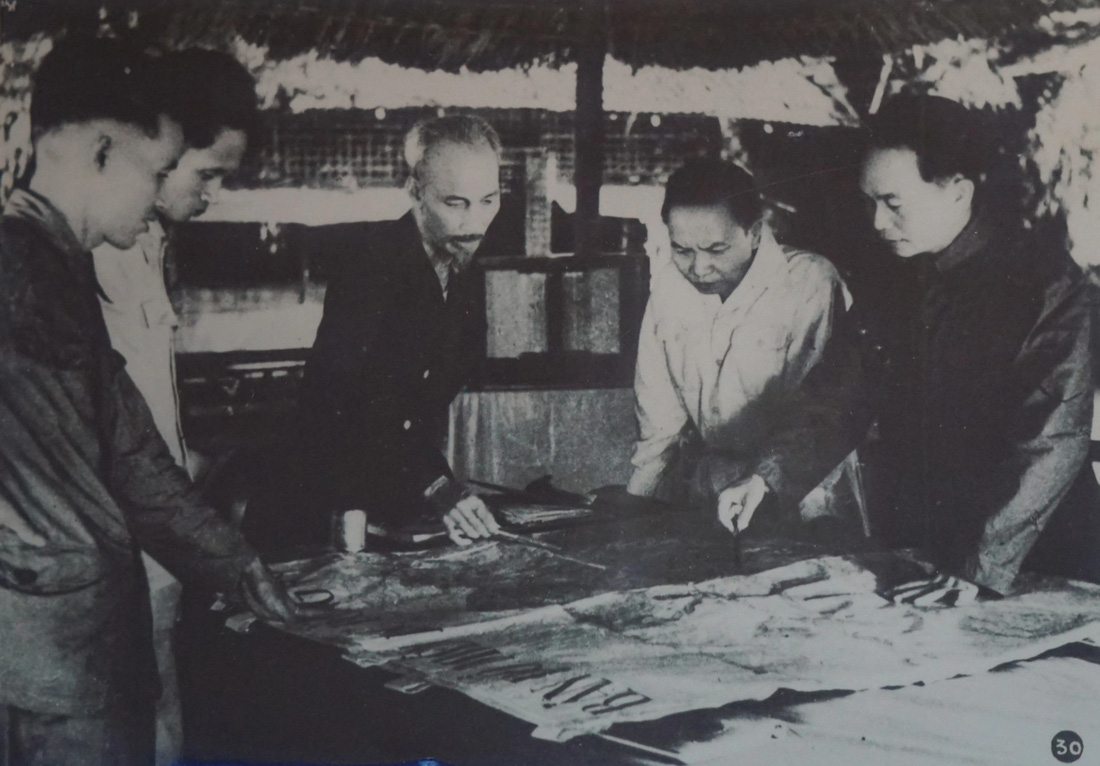 Chủ tịch Hồ Chí Minh cùng các đồng chí Trường Chinh, Phạm Văn Đồng, Võ Nguyên Giáp họp quyết định mở chiến dịch Điện Biên Phủ năm 1954 - Nguồn: Trung tâm Lưu trữ quốc gia III