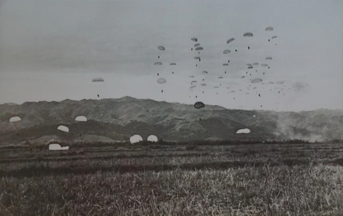 Hình ảnh quân Pháp nhảy dù xuống Điện Biên Phủ ngày 20-11-1953 - Ảnh: Lưu trữ Bộ Quốc phòng Pháp