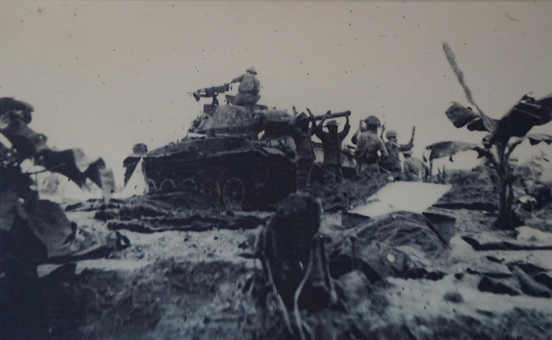 Bộ đội ta chiếm xe tăng của Pháp, tất cả binh lính trên xe xin hàng, năm 1954 