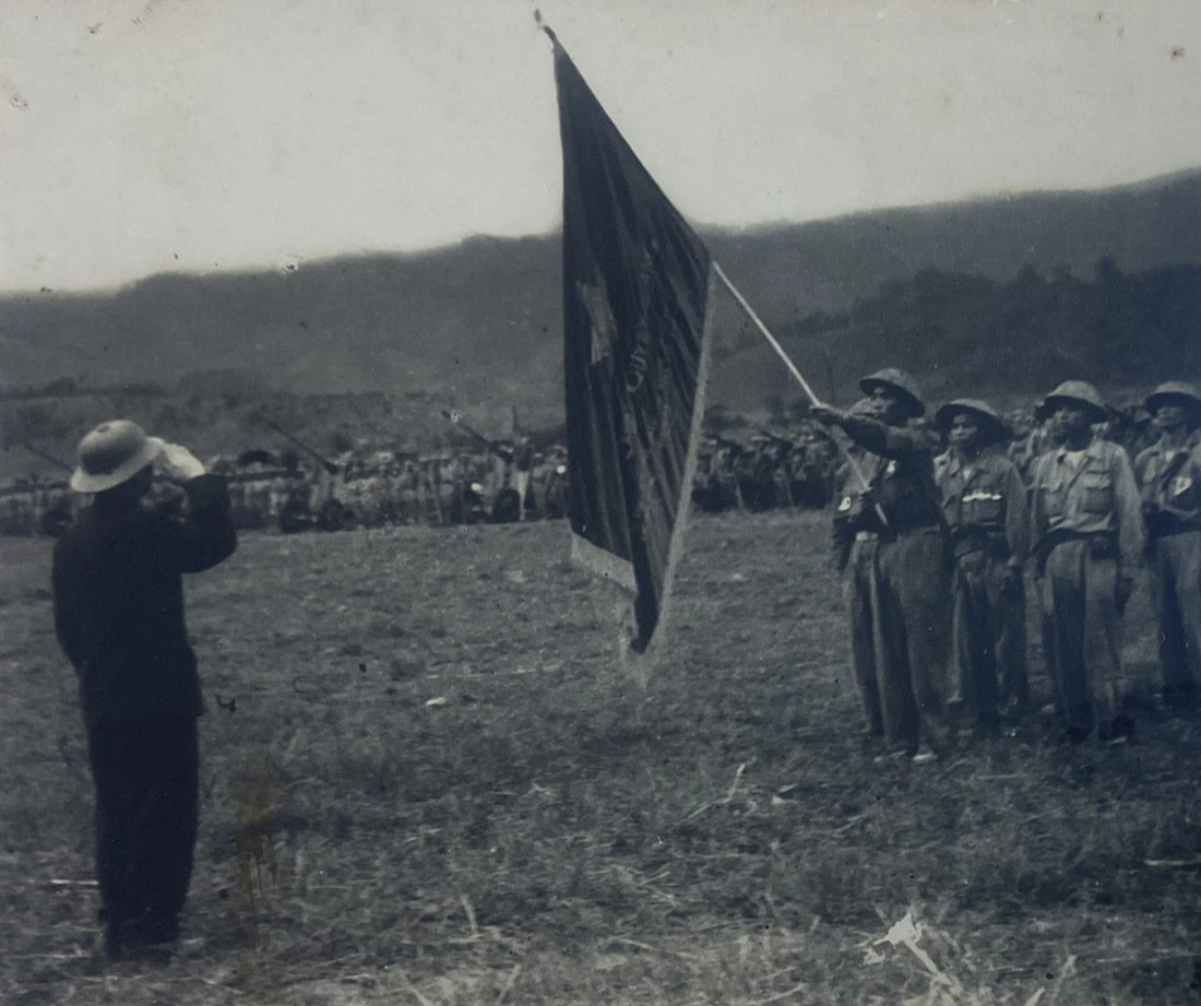Đại tướng Võ Nguyên Giáp làm lễ trao cờ quyết chiến, quyết thắng cho những đơn vị có nhiều thành tích nhất trong chiến dịch Điện Biên Phủ năm 1954 