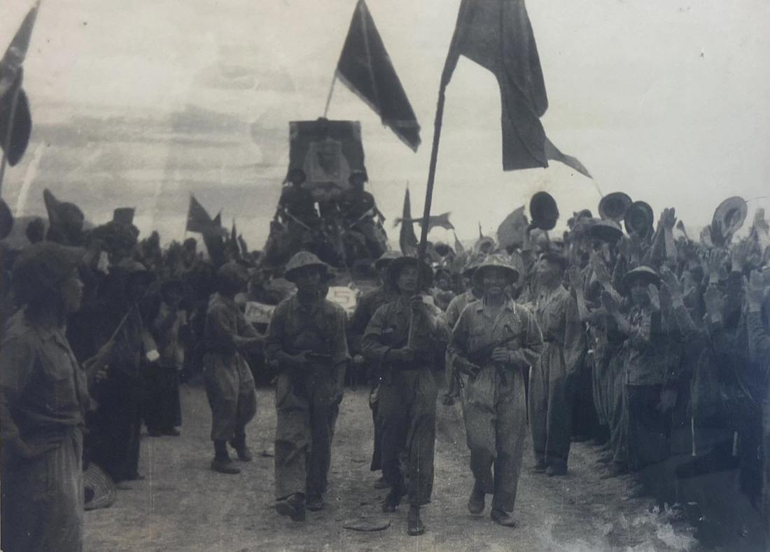 Bộ đội rước ảnh Chủ tịch Hồ Chí Minh đi tuần hành trên những chiếc xe tăng chiến lợi phẩm, giữa những tiếng hoan hô vang dậy của quân dân Điện Biên Phủ năm 1954 
