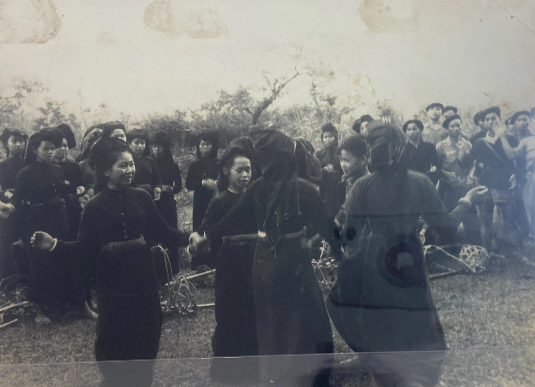 Nhận được tin giải phóng Điện Biên, các chị em dân công miền núi Tây Bắc đã nhảy múa ngay trên đường để chào mừng chiến thắng năm 1954 