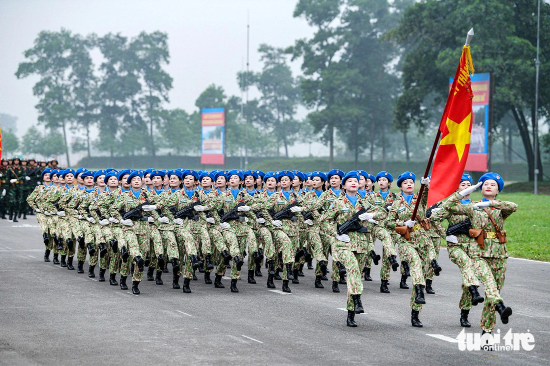 Những bóng hồng của khối Gìn giữ hòa bình Việt Nam hợp luyện diễu binh, diễu hành dịp lễ kỷ niệm 70 năm Chiến thắng Điện Biên Phủ - Ảnh: NAM TRẦN