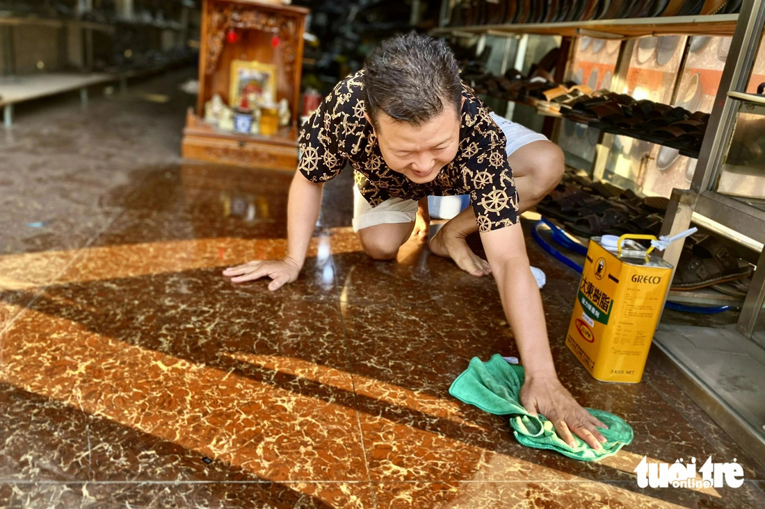 Anh Minh Anh (40 tuổi, ngụ trên đường Võ Văn Ngân) bức xúc nói: “Một ngày tôi phải dùng khăn ướt lau sàn nhà gần chục lần, vừa lau được vài phút bụi lại tiếp tục phủ kín” - Ảnh: TIẾN QUỐC