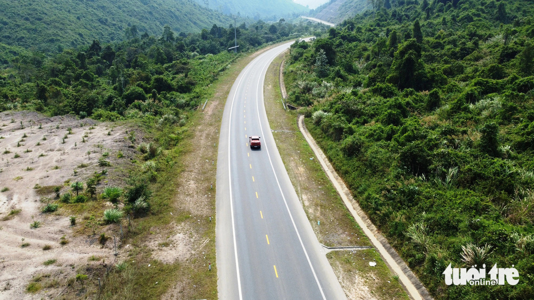 Các lái xe cho biết lưu lượng xe trên cao tốc La Sơn - Hòa Liên đã giảm đáng kể - Ảnh: ĐOÀN CƯỜNG