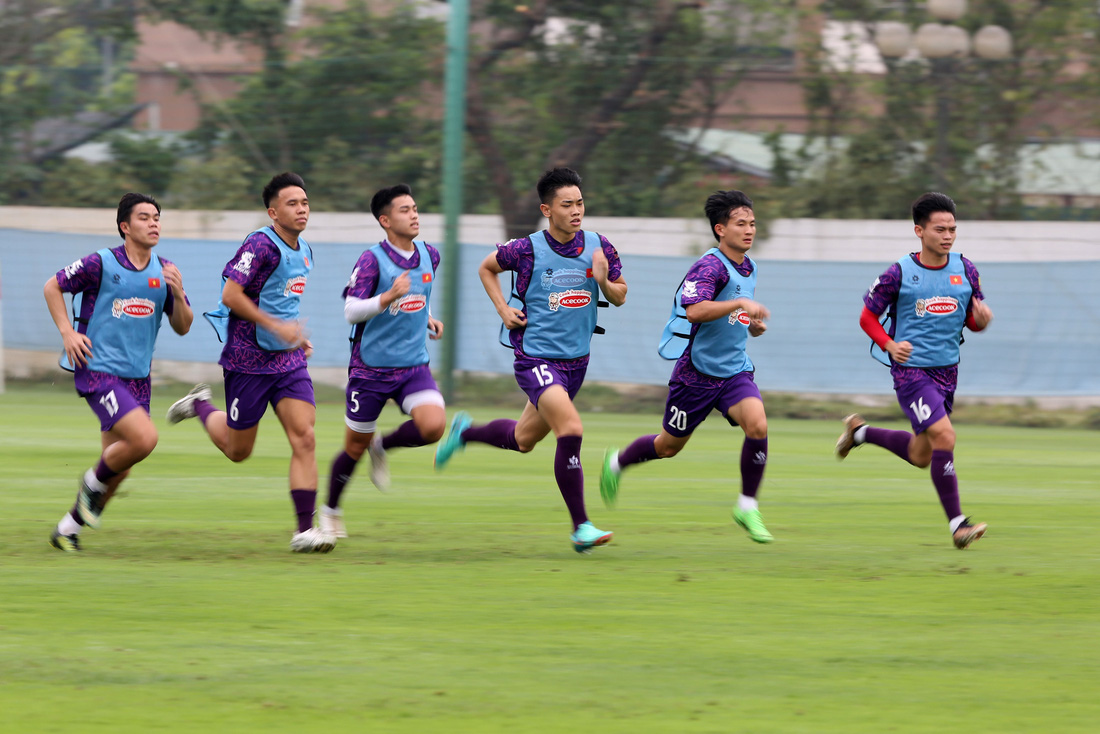Các cầu thủ U23 Việt Nam được kiểm tra thể lực bằng bài tập chạy tốc độ dọc sân theo mức từ 50 đến 80% sức - Ảnh: HOÀNG TÙNG