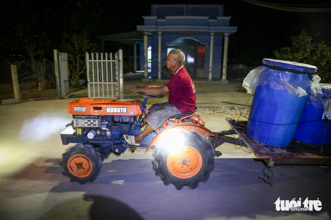 Bất kể ngày đêm, ông Hà Văn Sơn (ấp 3, xã Tân Phước) dùng máy cày của gia đình chở nước cho những hộ dân ở xa không có phương tiện lấy nước