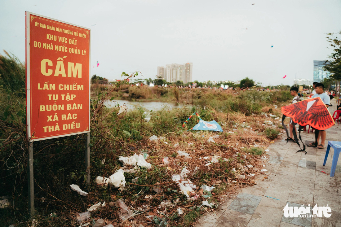 Cánh đồng diều Thủ Thiêm nơi người dân, du khách đến tham quan nhưng tràn ngập rác - Ảnh: THANH HIỆP