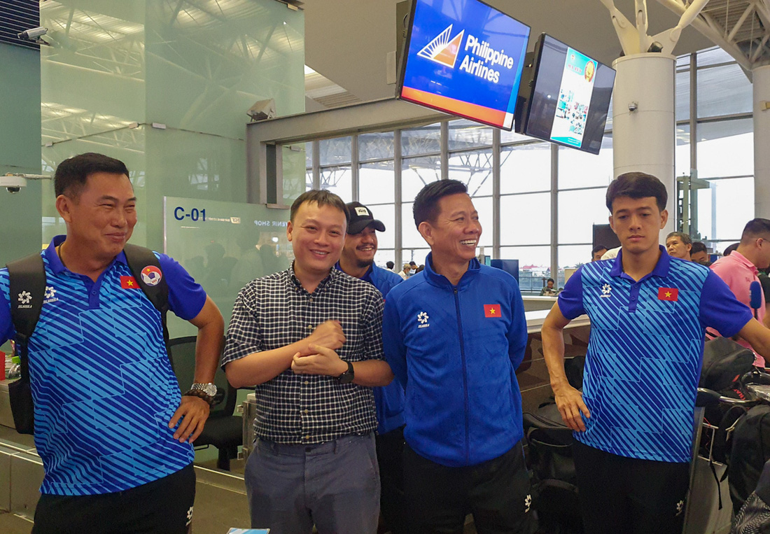 Các thành viên ban huấn luyện U23 Việt Nam rạng rỡ tại sân bay Nội Bài - Ảnh: VFF