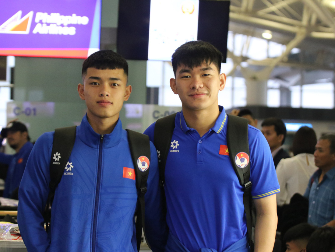 Bộ đôi cầu thủ Sông Lam Nghệ An, trung vệ Lê Nguyên Hoàng (trái) và tuyển thủ quốc gia thủ môn Nguyễn Văn Việt - Ảnh: VFF