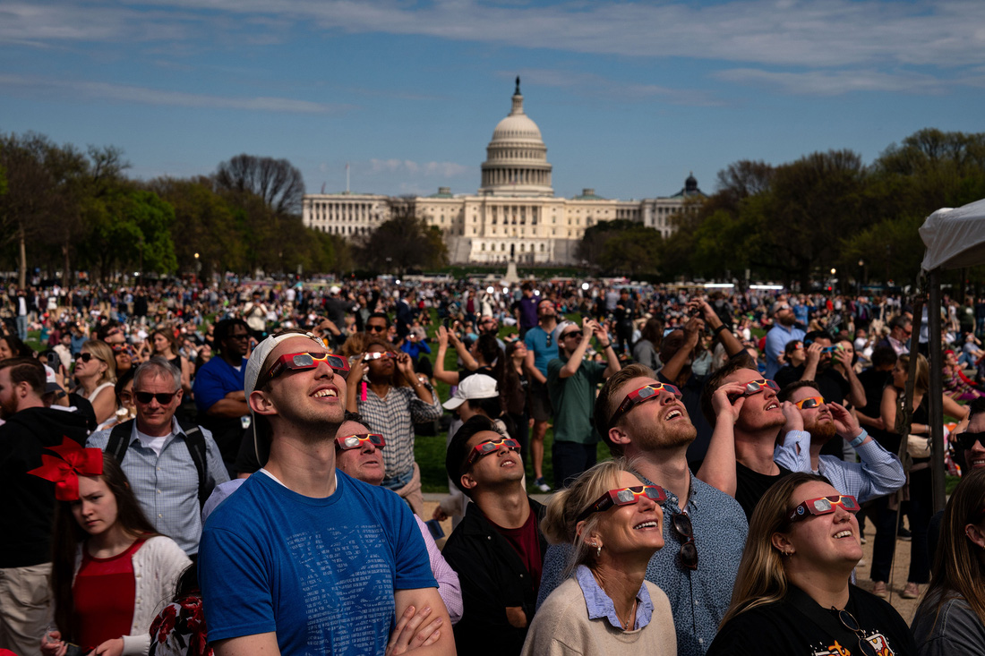 Người dân tập trung tại National Mall ở Washington, DC để xem nhật thực - Ảnh: Kent Nishimura/Getty