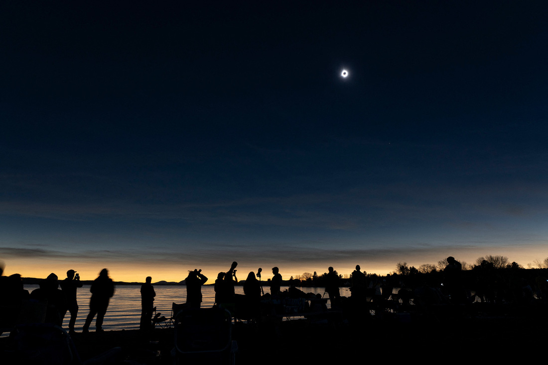 Mặt trăng che khuất mặt trời trong thời gian nhật thực ở Magog, Quebec, Canada - Ảnh: Stan Honda/AFP/Getty