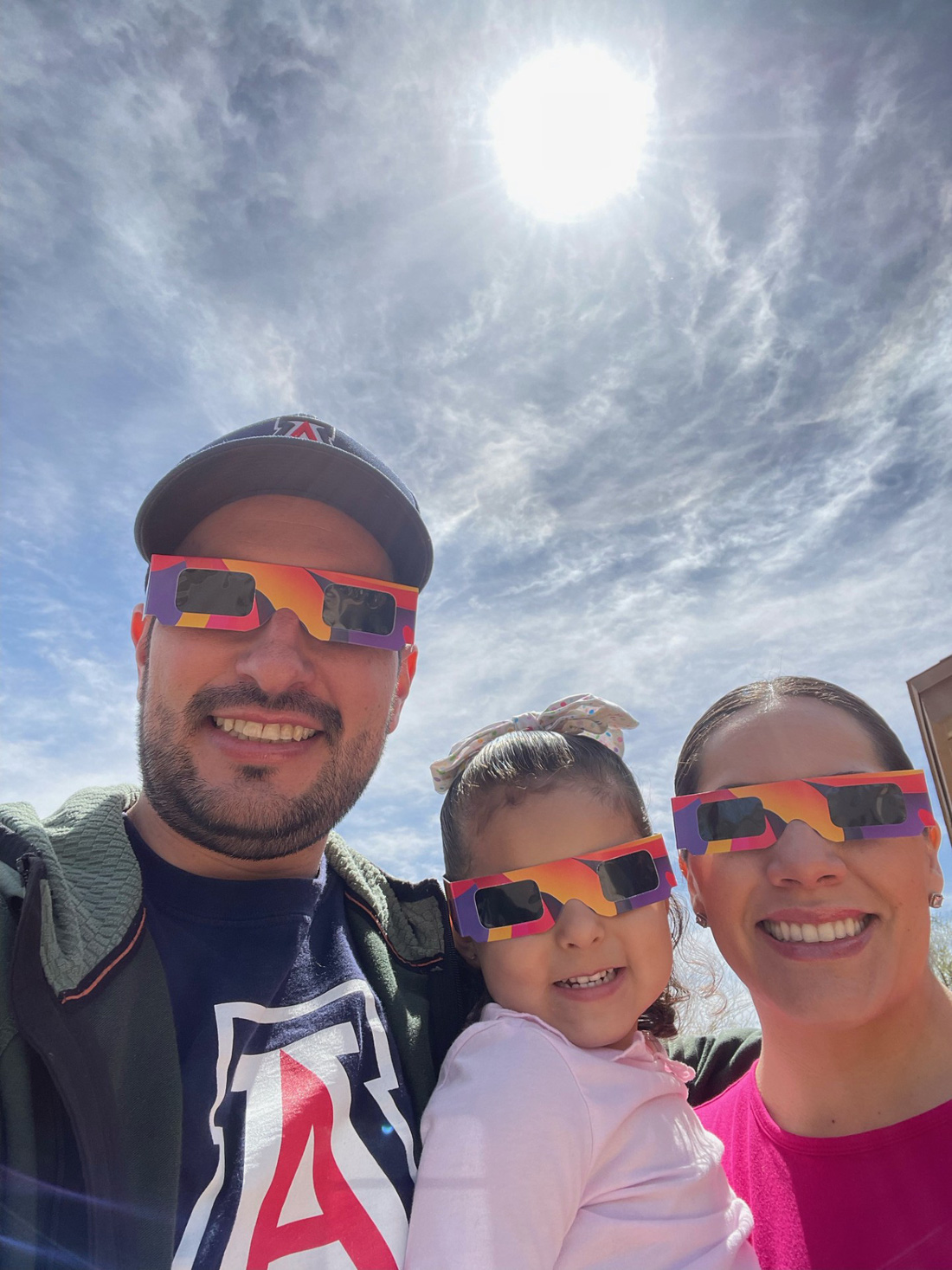 Anh Juan M. Soto Peña, vợ Fabiola và con gái Luciana theo dõi nhật thực từ Tucson, Arizona, Mỹ - Ảnh: CNN
