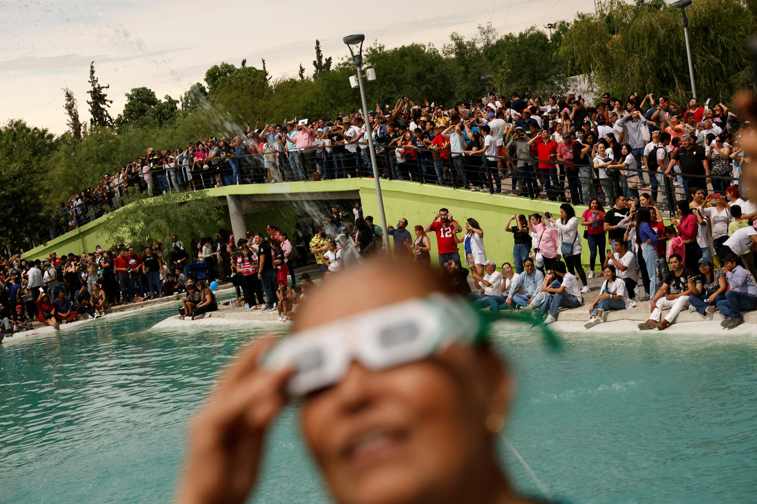 Người dân xem nhật thực ở Torreón, Mexico - Ảnh: Daniel Becerril/Reuters