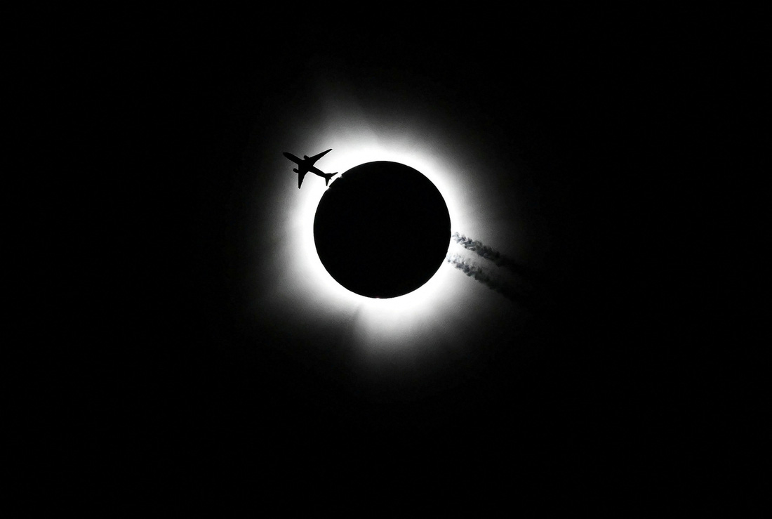 Một chiếc máy bay bay ngang qua khi nhật thực toàn phần đang diễn ra, hình ảnh ghi nhận tại Bloomington, Indiana, Mỹ - Ảnh: Bobby Goddin/USA Today Network/Reuters