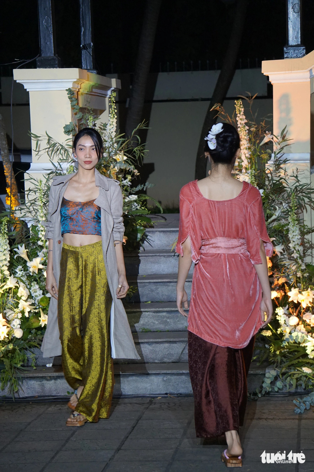 Lụa là Việt Nam tạo nên những thiết kế quyến rũ của Mimi Lan - Ảnh: T.ĐIỂU